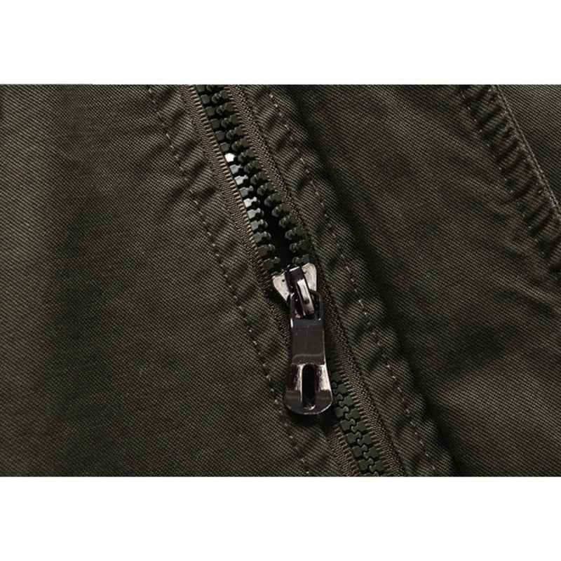 "Elegante Herren-Bikerjacke mit langem Arm, Reißverschluss und markantem Design für vielseitige Outfits."