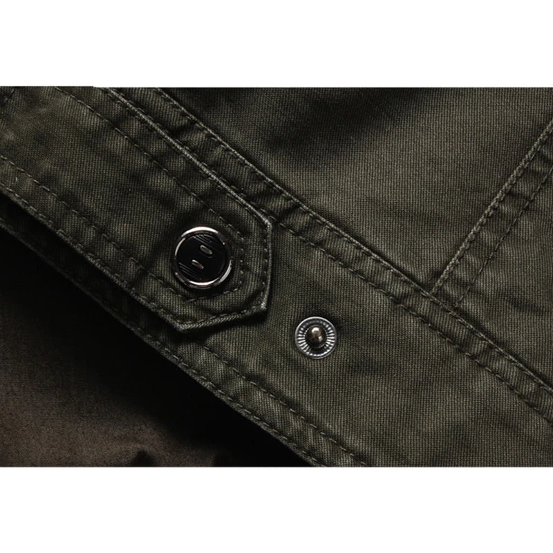 "Elegante Herren-Bikerjacke mit langem Arm, Reißverschluss und markantem Design für vielseitige Outfits."