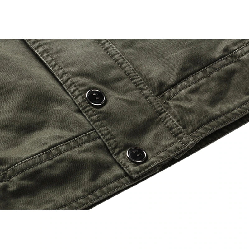 "Elegante Herren-Bikerjacke mit langem Arm, Reißverschluss und markantem Design für vielseitige Outfits."