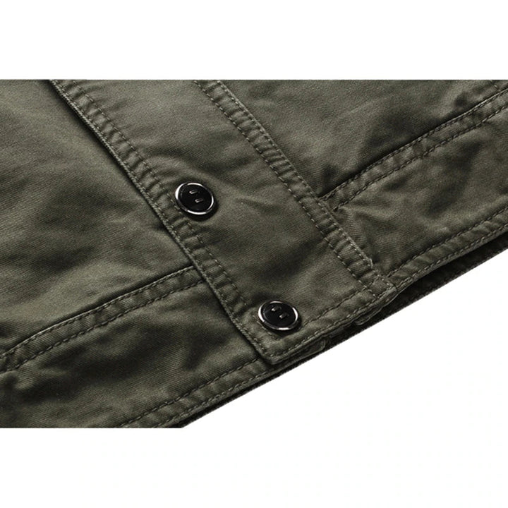 "Elegante Herren-Bikerjacke mit langem Arm, Reißverschluss und markantem Design für vielseitige Outfits."