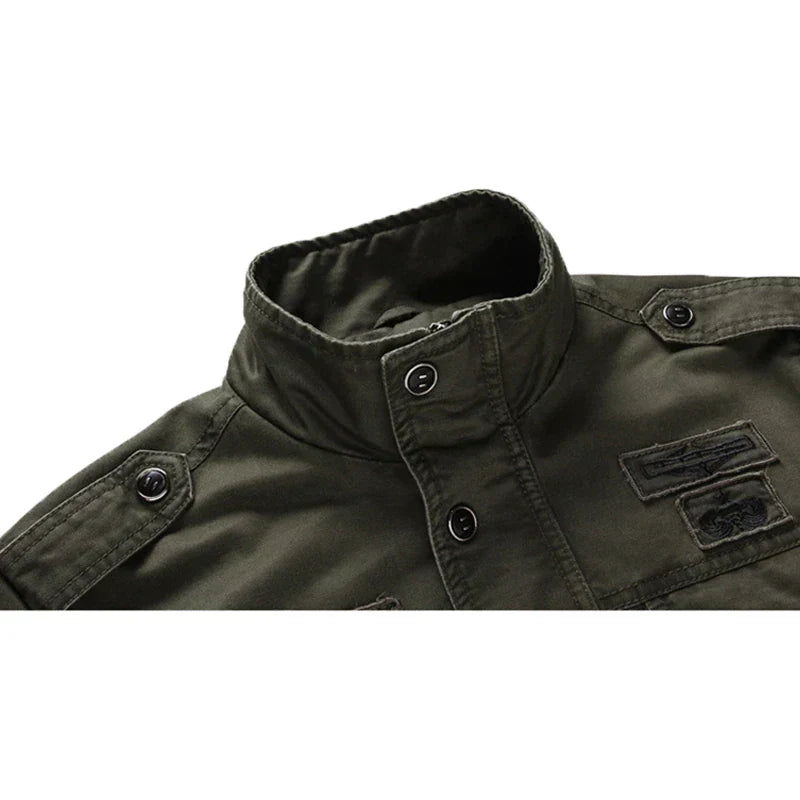 "Elegante Herren-Bikerjacke mit langem Arm, Reißverschluss und markantem Design für vielseitige Outfits."