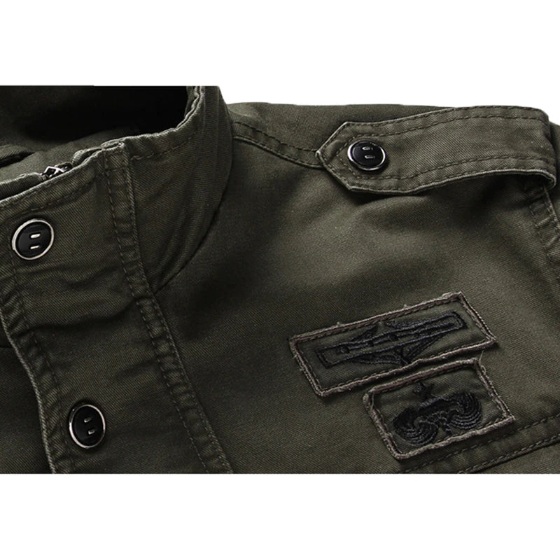 "Elegante Herren-Bikerjacke mit langem Arm, Reißverschluss und markantem Design für vielseitige Outfits."