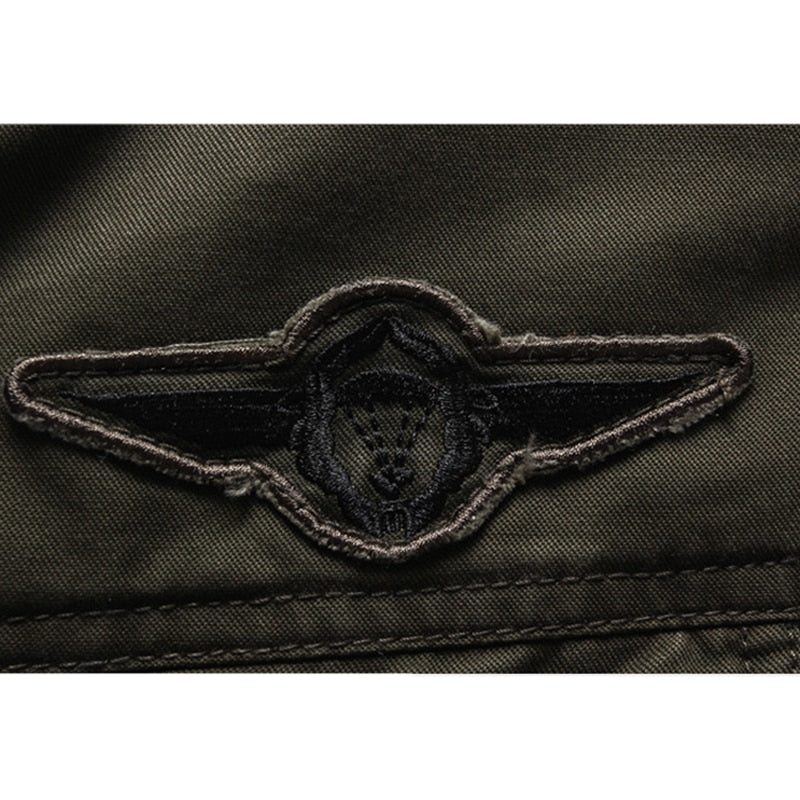 "Elegante Herren-Bikerjacke mit langem Arm, Reißverschluss und markantem Design für vielseitige Outfits."