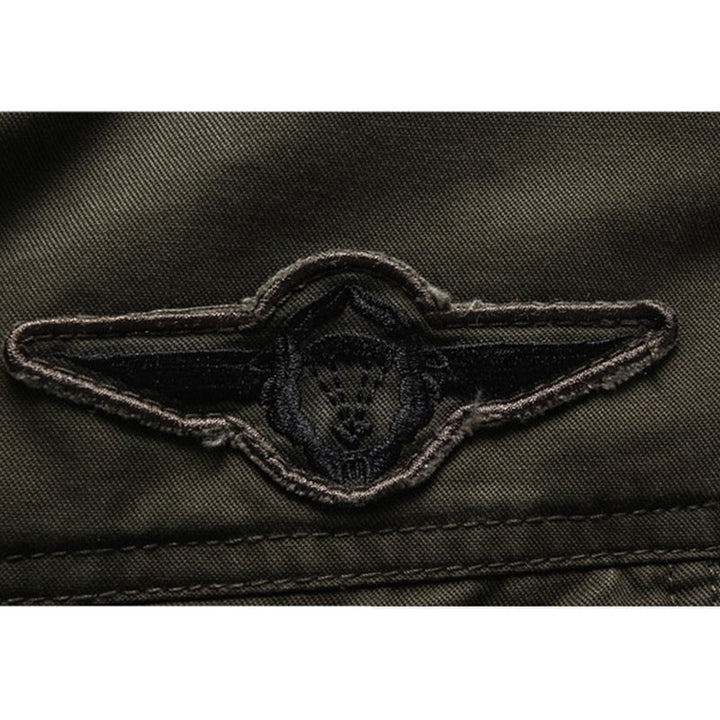 "Elegante Herren-Bikerjacke mit langem Arm, Reißverschluss und markantem Design für vielseitige Outfits."