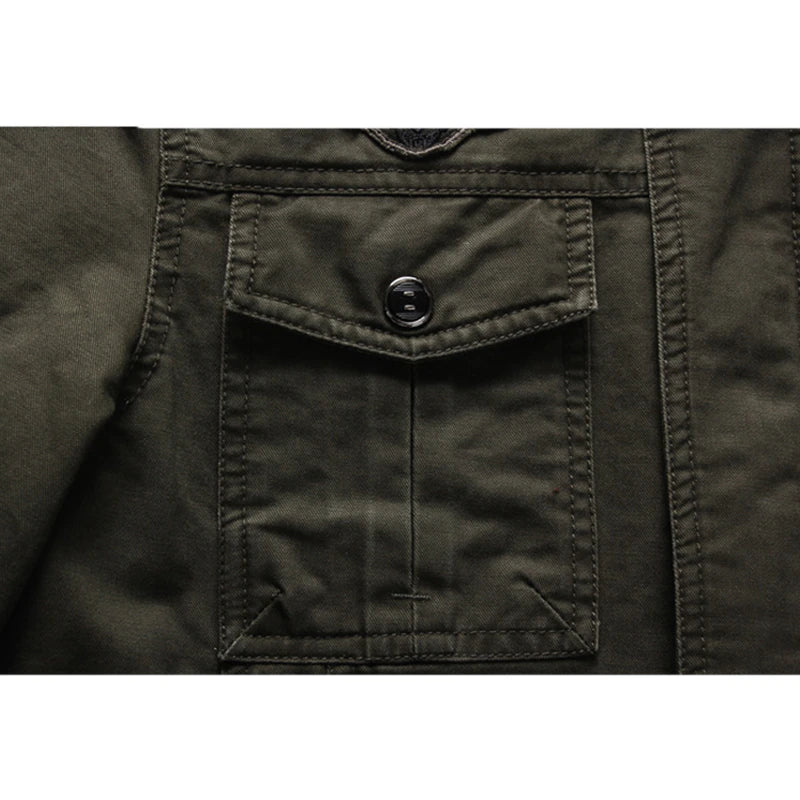 "Elegante Herren-Bikerjacke mit langem Arm, Reißverschluss und markantem Design für vielseitige Outfits."