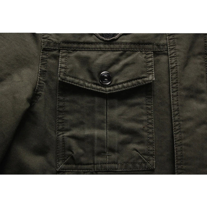 "Elegante Herren-Bikerjacke mit langem Arm, Reißverschluss und markantem Design für vielseitige Outfits."