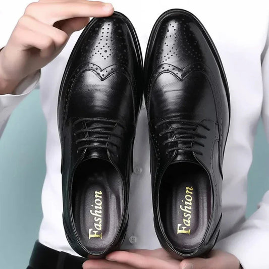 "Elegante Herren Kalbsleder Anzugschuhe, braun, schlanke Form, ideal für formelle Anlässe, hochwertiger Stil und Komfort."