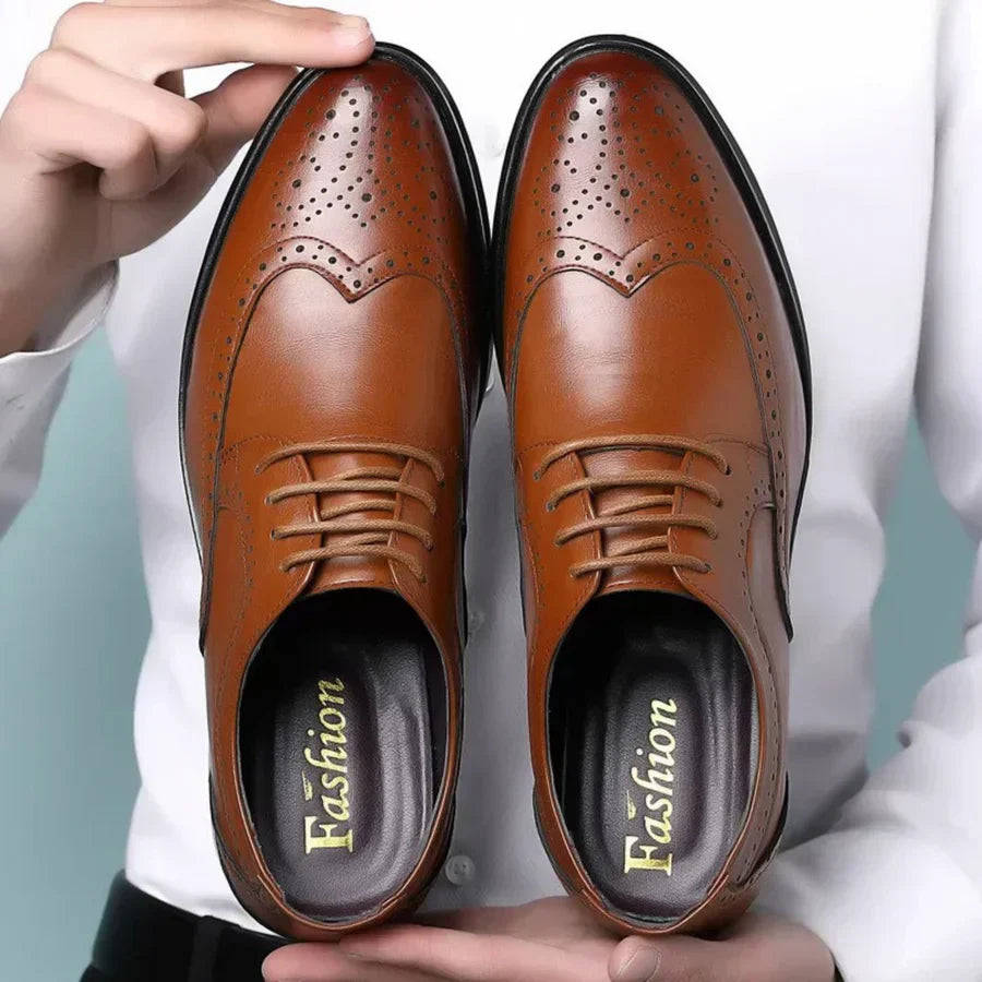 "Elegante Herren Kalbsleder Anzugschuhe, braun, schlanke Form, ideal für formelle Anlässe, hochwertiger Stil und Komfort."