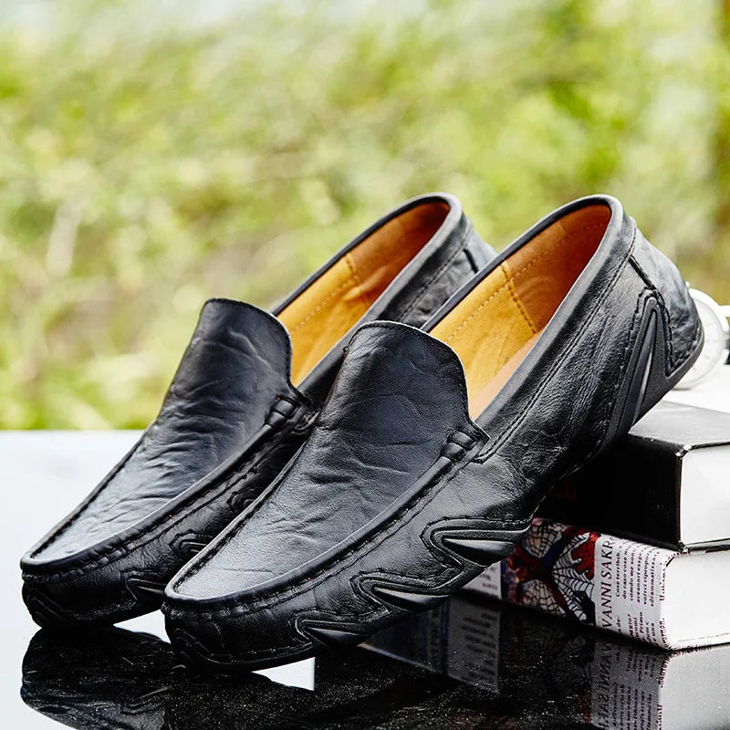 Elegante Herren Leder Slipper, stilvolles Design, weiche Sohle, ideal für Büro und Freizeit, in Blau, Braun, Schwarz.