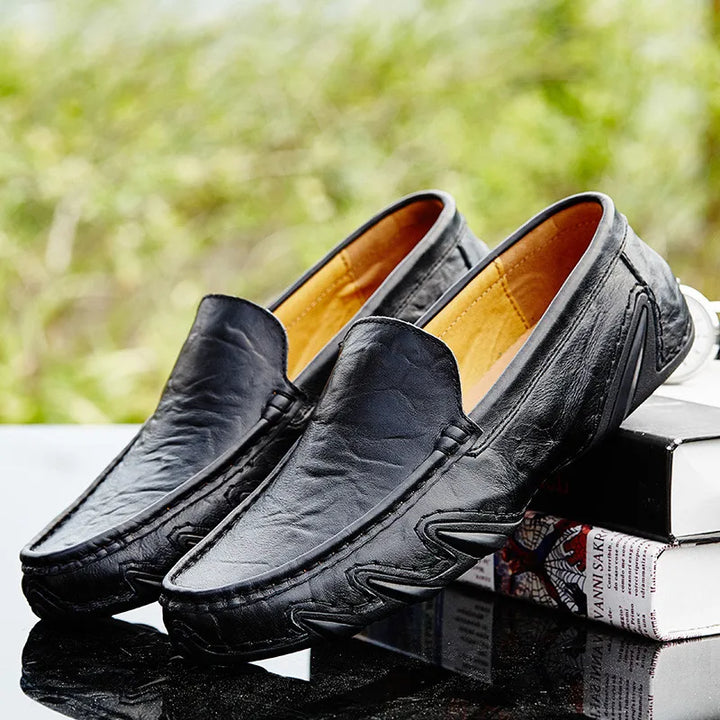 Elegante Herren Leder Slipper, stilvolles Design, weiche Sohle, ideal für Büro und Freizeit, in Blau, Braun, Schwarz.