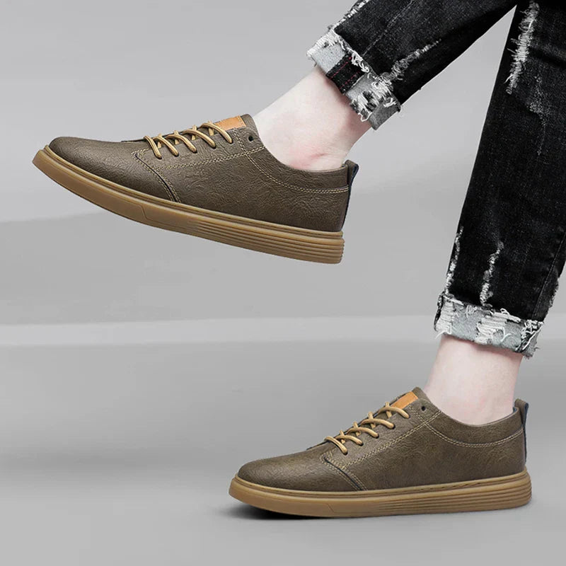 Elegante Herren-Leder-Sneaker, stilvoll und bequem, in Braun, Schwarz und Weiß. Ideal für Alltag und formelle Anlässe.
