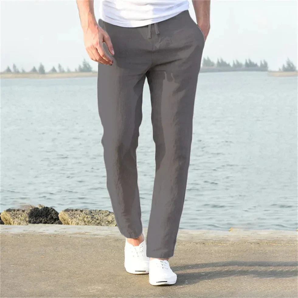 Elegante Herren Leinenhose in Beige, atmungsaktiv, mit geradem Bein und Kordelzug, ideal für warme Tage.