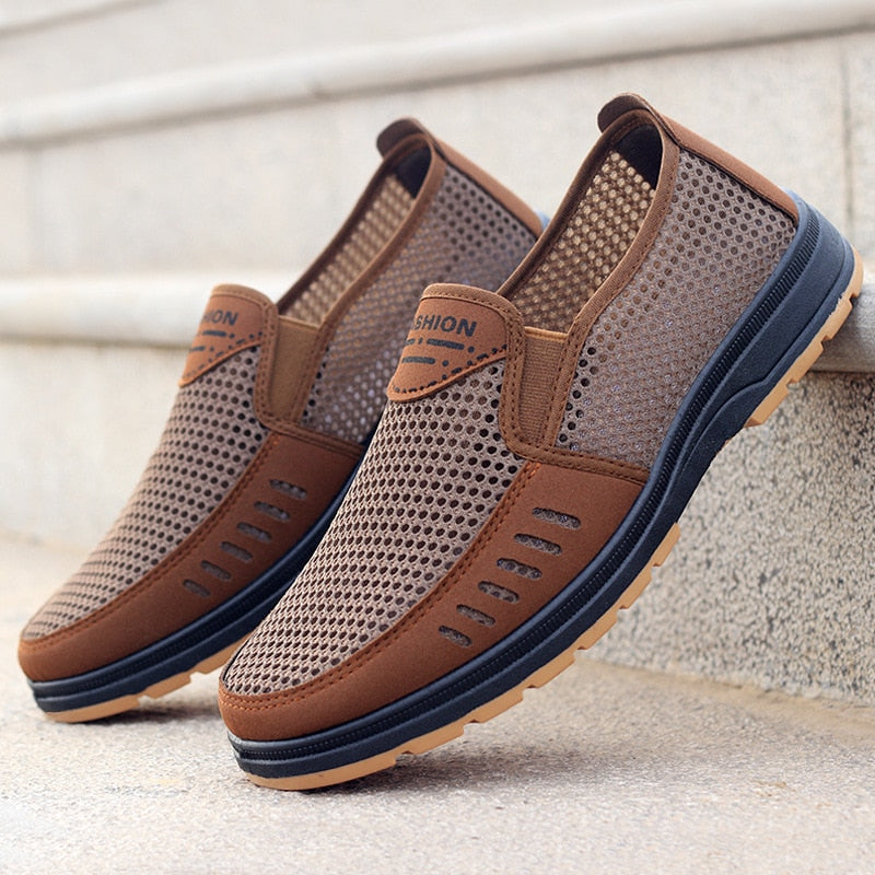 Elegante Herren-Slipper mit flachem Design, weicher Innensohle und geringer Absatzhöhe in Braun, Grau und Grün.