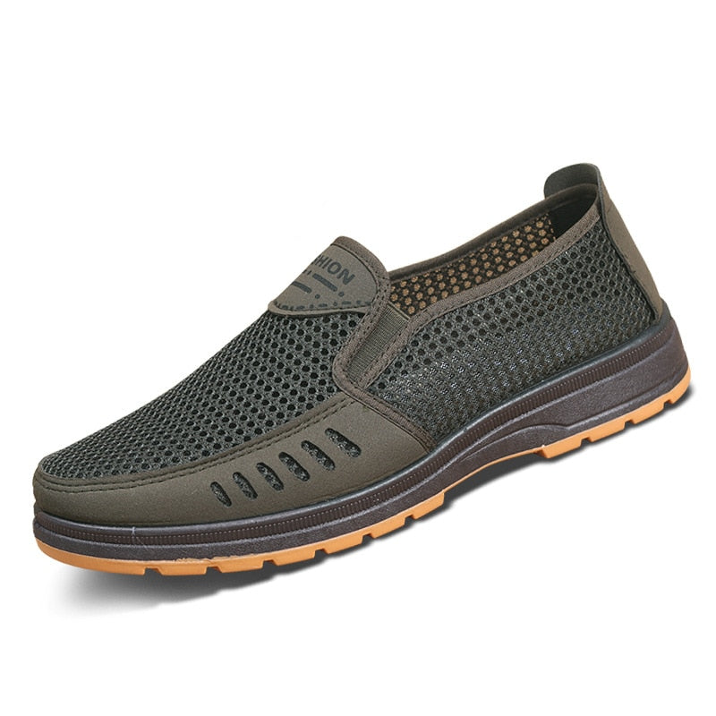 Elegante Herren-Slipper mit flachem Design, weicher Innensohle und geringer Absatzhöhe in Braun, Grau und Grün.