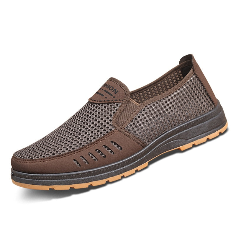 Elegante Herren-Slipper mit flachem Design, weicher Innensohle und geringer Absatzhöhe in Braun, Grau und Grün.