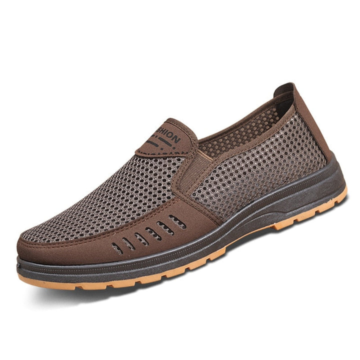 Elegante Herren-Slipper mit flachem Design, weicher Innensohle und geringer Absatzhöhe in Braun, Grau und Grün.