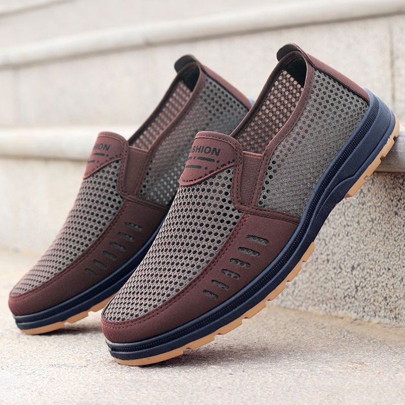 Elegante Herren-Slipper mit flachem Design, weicher Innensohle und geringer Absatzhöhe in Braun, Grau und Grün.