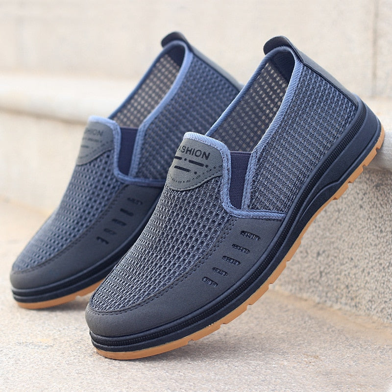 Elegante Herren-Slipper mit flachem Design, weicher Innensohle und geringer Absatzhöhe in Braun, Grau und Grün.
