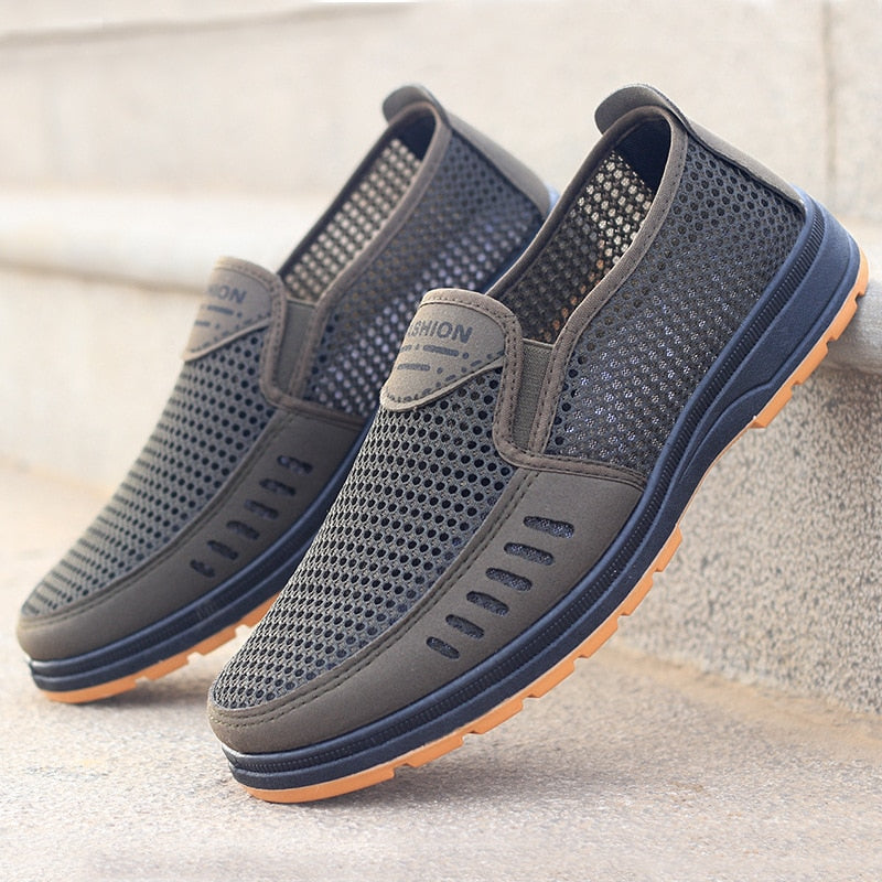 Elegante Herren-Slipper mit flachem Design, weicher Innensohle und geringer Absatzhöhe in Braun, Grau und Grün.