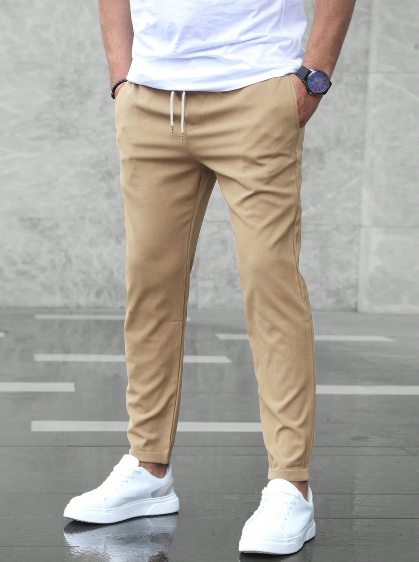 "Elegante Herren Stretch-Hose in Dunkelblau, bietet Komfort und Bewegungsfreiheit, ideal für Büro und formelle Anlässe."