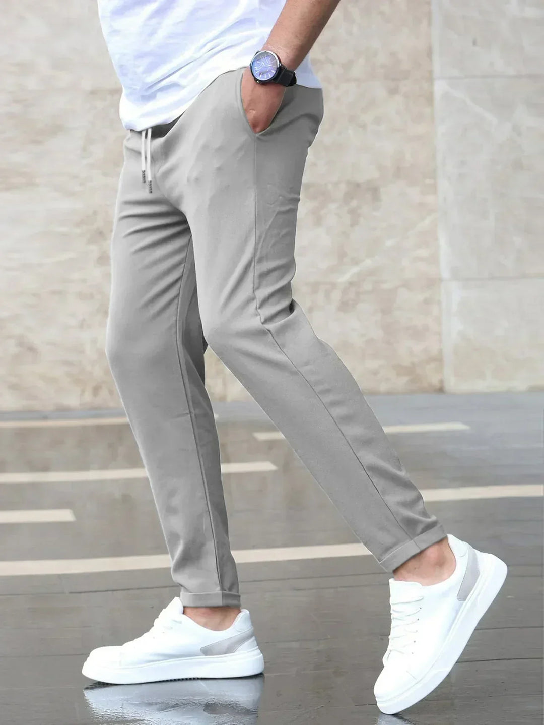 "Elegante Herren Stretch-Hose in Dunkelblau, bietet Komfort und Bewegungsfreiheit, ideal für Büro und formelle Anlässe."