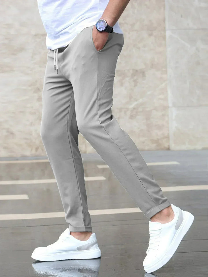 "Elegante Herren Stretch-Hose in Dunkelblau, bietet Komfort und Bewegungsfreiheit, ideal für Büro und formelle Anlässe."