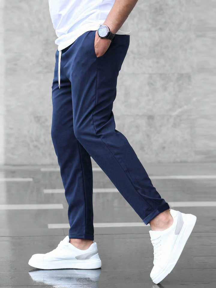 "Elegante Herren Stretch-Hose in Dunkelblau, bietet Komfort und Bewegungsfreiheit, ideal für Büro und formelle Anlässe."