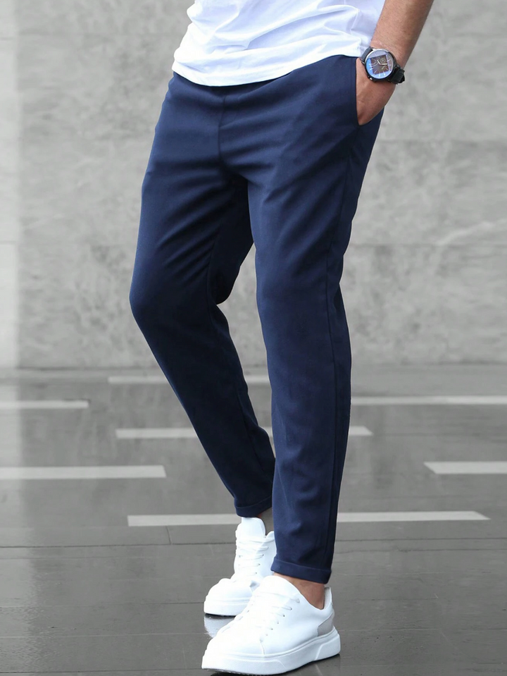 "Elegante Herren Stretch-Hose in Dunkelblau, bietet Komfort und Bewegungsfreiheit, ideal für Büro und formelle Anlässe."