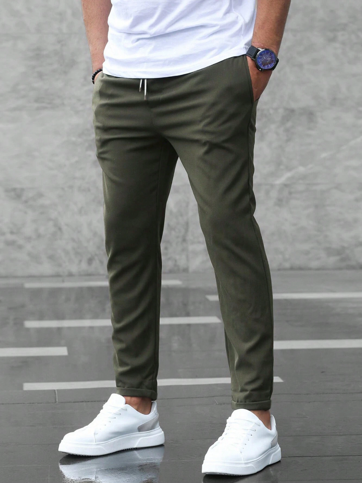 "Elegante Herren Stretch-Hose in Dunkelblau, bietet Komfort und Bewegungsfreiheit, ideal für Büro und formelle Anlässe."