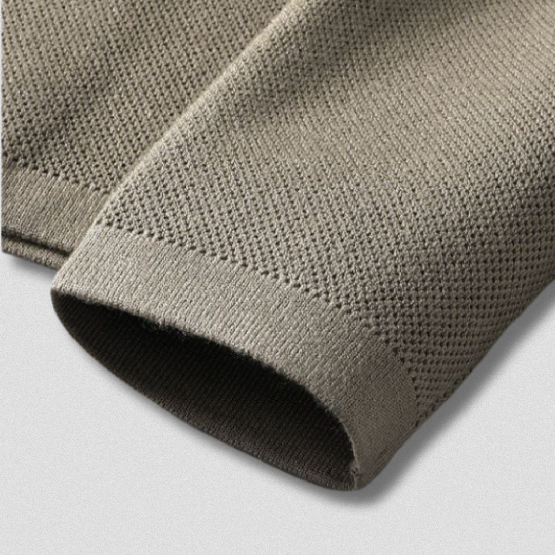 "Elegante Herren-Strickjacke, beige, weiches Material, stilvoller Schnitt, komfortabel für Alltag und besondere Anlässe."