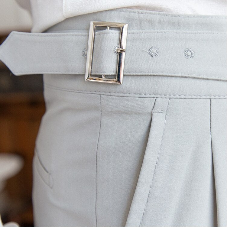 Elegante Herrenhose mit stilvoller Schnalle, klassisches Design, vielseitig kombinierbar für formelle Anlässe.