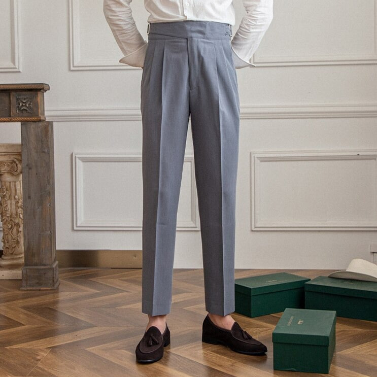 Elegante Herrenhose mit stilvoller Schnalle, klassisches Design, vielseitig kombinierbar für formelle Anlässe.