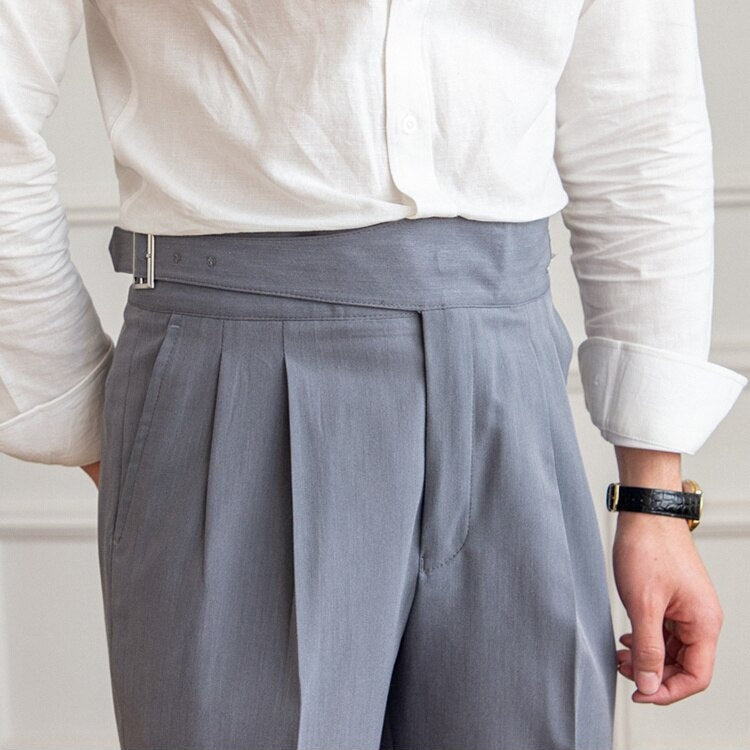 Elegante Herrenhose mit stilvoller Schnalle, klassisches Design, vielseitig kombinierbar für formelle Anlässe.