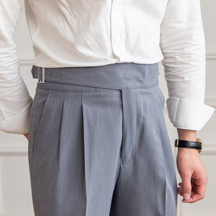 Elegante Herrenhose mit stilvoller Schnalle, klassisches Design, vielseitig kombinierbar für formelle Anlässe.