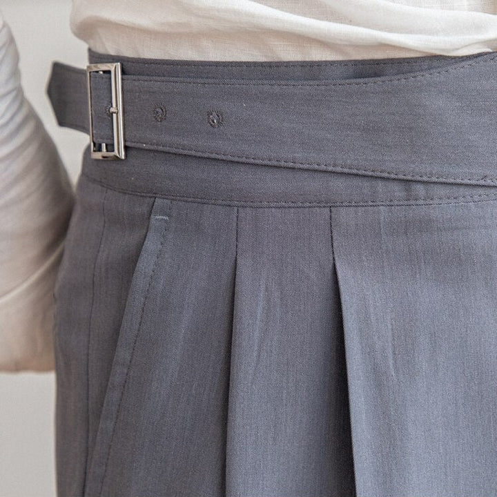 Elegante Herrenhose mit stilvoller Schnalle, klassisches Design, vielseitig kombinierbar für formelle Anlässe.