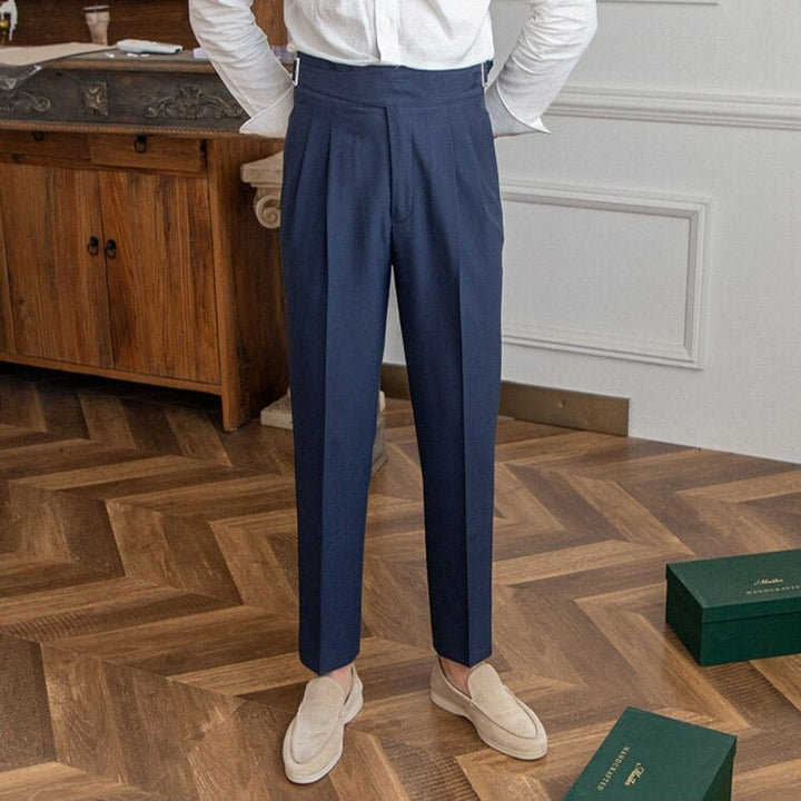 Elegante Herrenhose mit stilvoller Schnalle, klassisches Design, vielseitig kombinierbar für formelle Anlässe.