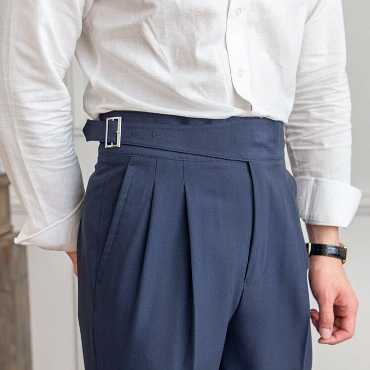 Elegante Herrenhose mit stilvoller Schnalle, klassisches Design, vielseitig kombinierbar für formelle Anlässe.