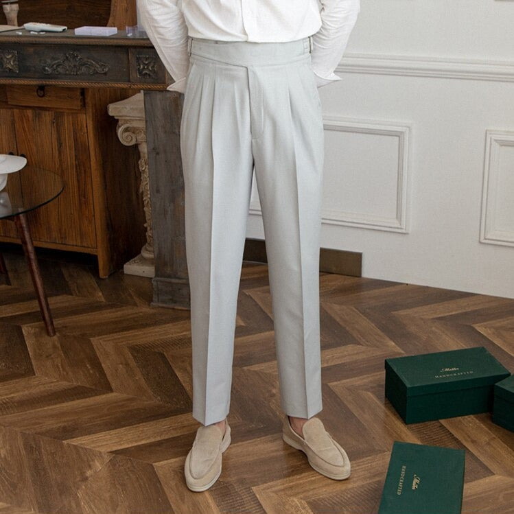 Elegante Herrenhose mit stilvoller Schnalle, klassisches Design, vielseitig kombinierbar für formelle Anlässe.