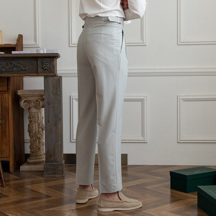 Elegante Herrenhose mit stilvoller Schnalle, klassisches Design, vielseitig kombinierbar für formelle Anlässe.
