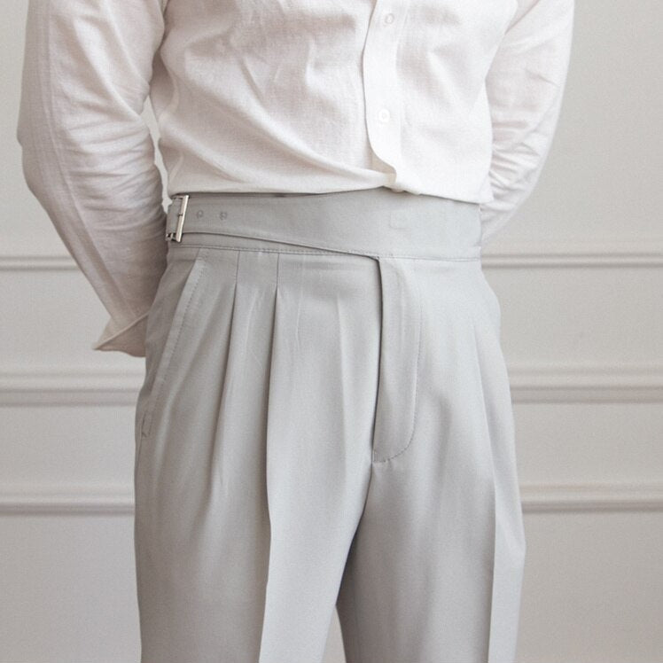 Elegante Herrenhose mit stilvoller Schnalle, klassisches Design, vielseitig kombinierbar für formelle Anlässe.