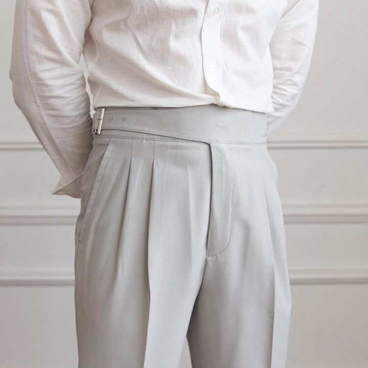 Elegante Herrenhose mit stilvoller Schnalle, klassisches Design, vielseitig kombinierbar für formelle Anlässe.