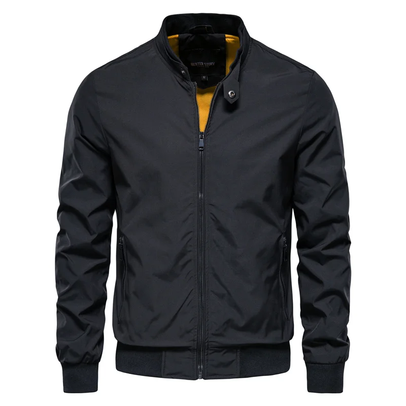 Elegante Herrenjacke mit modernem Stehkragen, schlanker Passform und praktischen Taschen für vielseitigen, stilvollen Look.