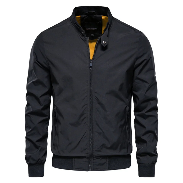 Elegante Herrenjacke mit modernem Stehkragen, schlanker Passform und praktischen Taschen für vielseitigen, stilvollen Look.
