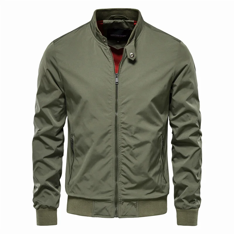 Elegante Herrenjacke mit modernem Stehkragen, schlanker Passform und praktischen Taschen für vielseitigen, stilvollen Look.