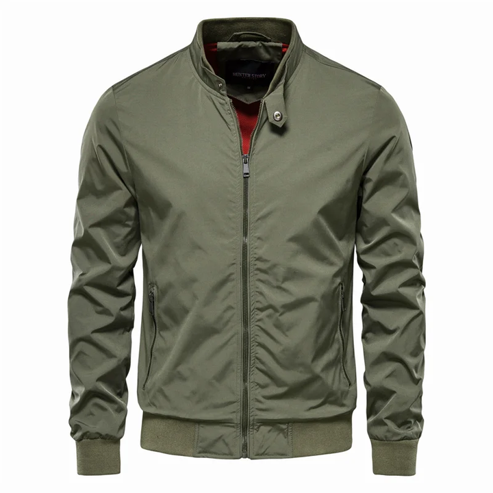 Elegante Herrenjacke mit modernem Stehkragen, schlanker Passform und praktischen Taschen für vielseitigen, stilvollen Look.