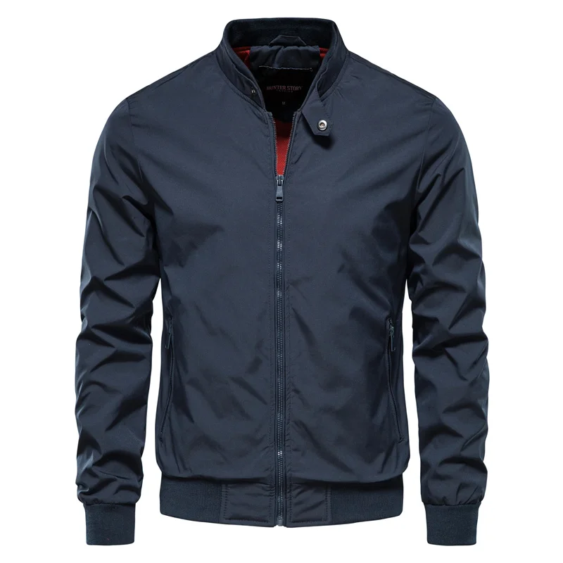 Elegante Herrenjacke mit modernem Stehkragen, schlanker Passform und praktischen Taschen für vielseitigen, stilvollen Look.
