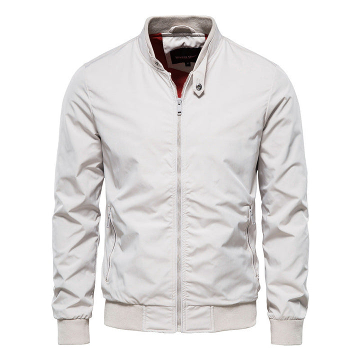 Elegante Herrenjacke mit modernem Stehkragen, schlanker Passform und praktischen Taschen für vielseitigen, stilvollen Look.