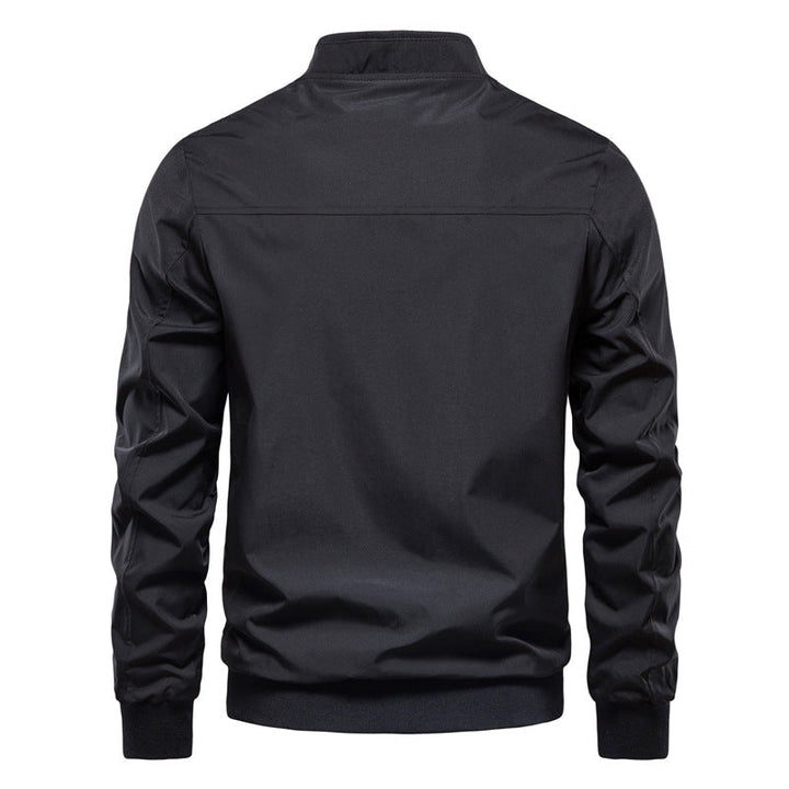 Elegante Herrenjacke mit modernem Stehkragen, schlanker Passform und praktischen Taschen für vielseitigen, stilvollen Look.