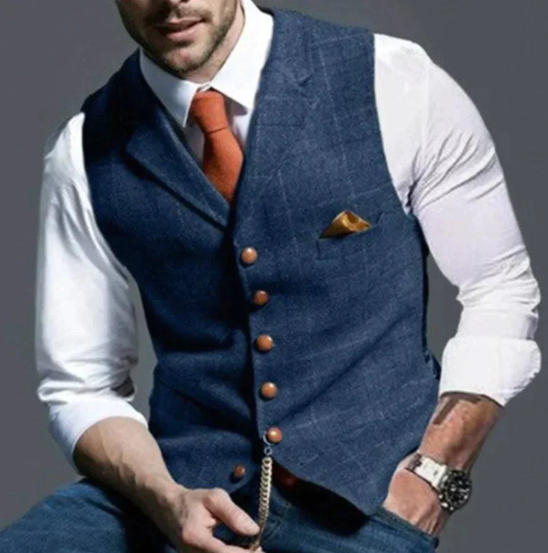 "Elegante Herrenweste Anselm in Blau mit klaren Linien und raffinierten Details für vielseitige, stilvolle Outfits."