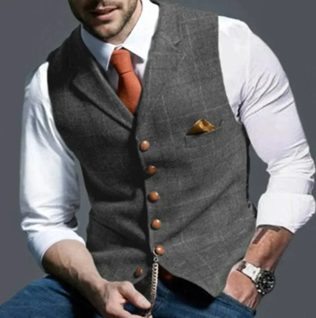 "Elegante Herrenweste Anselm in Blau mit klaren Linien und raffinierten Details für vielseitige, stilvolle Outfits."